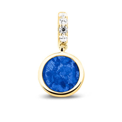 Asbedel rond subtiel design , het hangoog aan de buitenrand afgewerkt met zirkonia's, die aan de voorzijde zichtbaar gevuld wordt met as of haar met een keuze in 20 kleuren. Blue