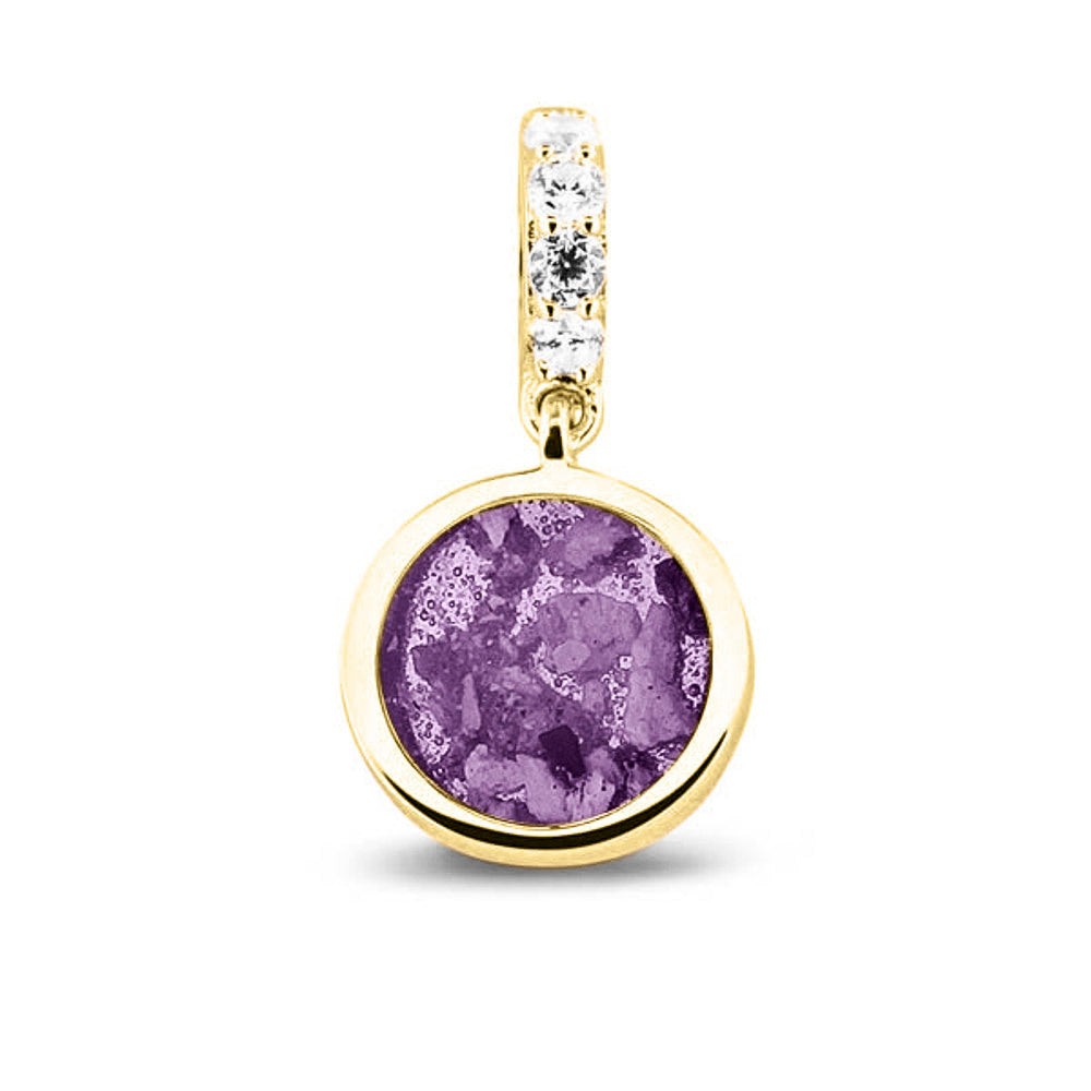 Asbedel rond subtiel design , het hangoog aan de buitenrand afgewerkt met zirkonia's, die aan de voorzijde zichtbaar gevuld wordt met as of haar met een keuze in 20 kleuren. Purple