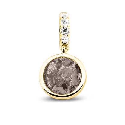 Asbedel rond subtiel design , het hangoog aan de buitenrand afgewerkt met zirkonia's, die aan de voorzijde zichtbaar gevuld wordt met as of haar met een keuze in 20 kleuren. Silver