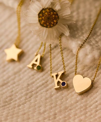 14 KT geelgouden initiaal/letter ashanger  inclusief collier/ketting. Alle