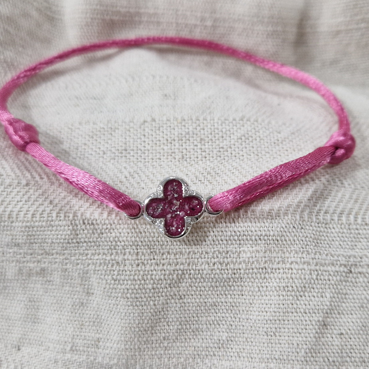 Satijnen koord armband, met klavertje vier