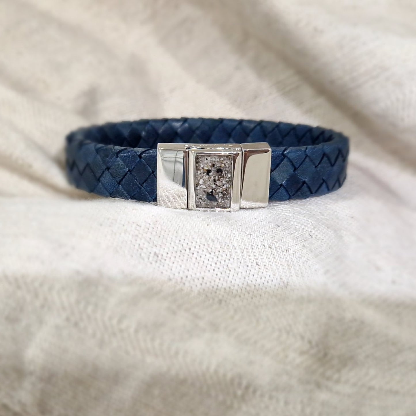 Lederen armband voorzien van as of haar in sluiting in zilver of goud.alle
