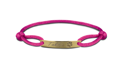 Satijnen koord armband, met graveerplaatje aan de voorzijde. Gedenksieraden