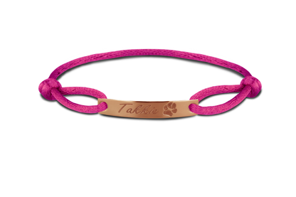 Satijnen koord armband, met graveerplaatje aan de voorzijde. Gedenksieraden