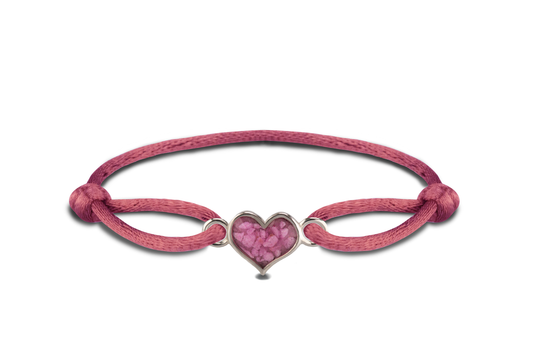 Satijnen koord armband, met hartje als compartiment in het midden aan de voorzijde.