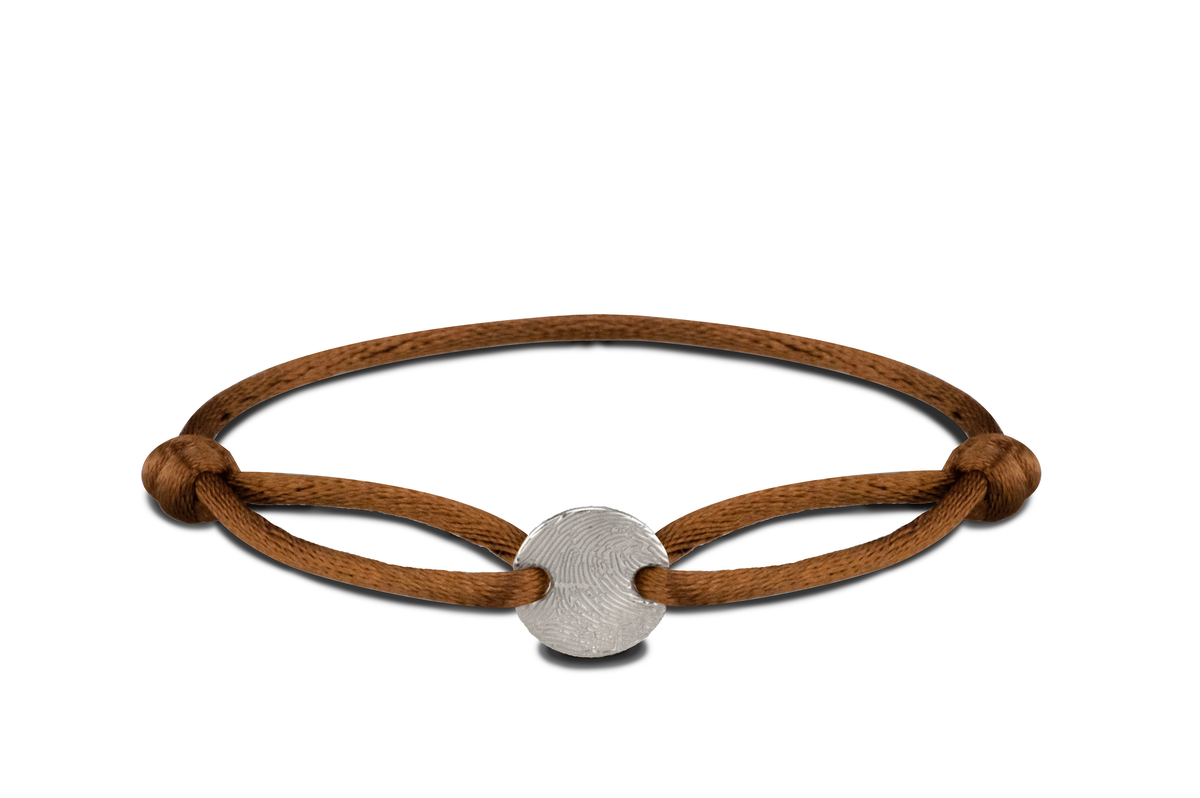 Satijnen koord armband, met rond graveerplaatje aan de voorzijde. Gedenksieraden