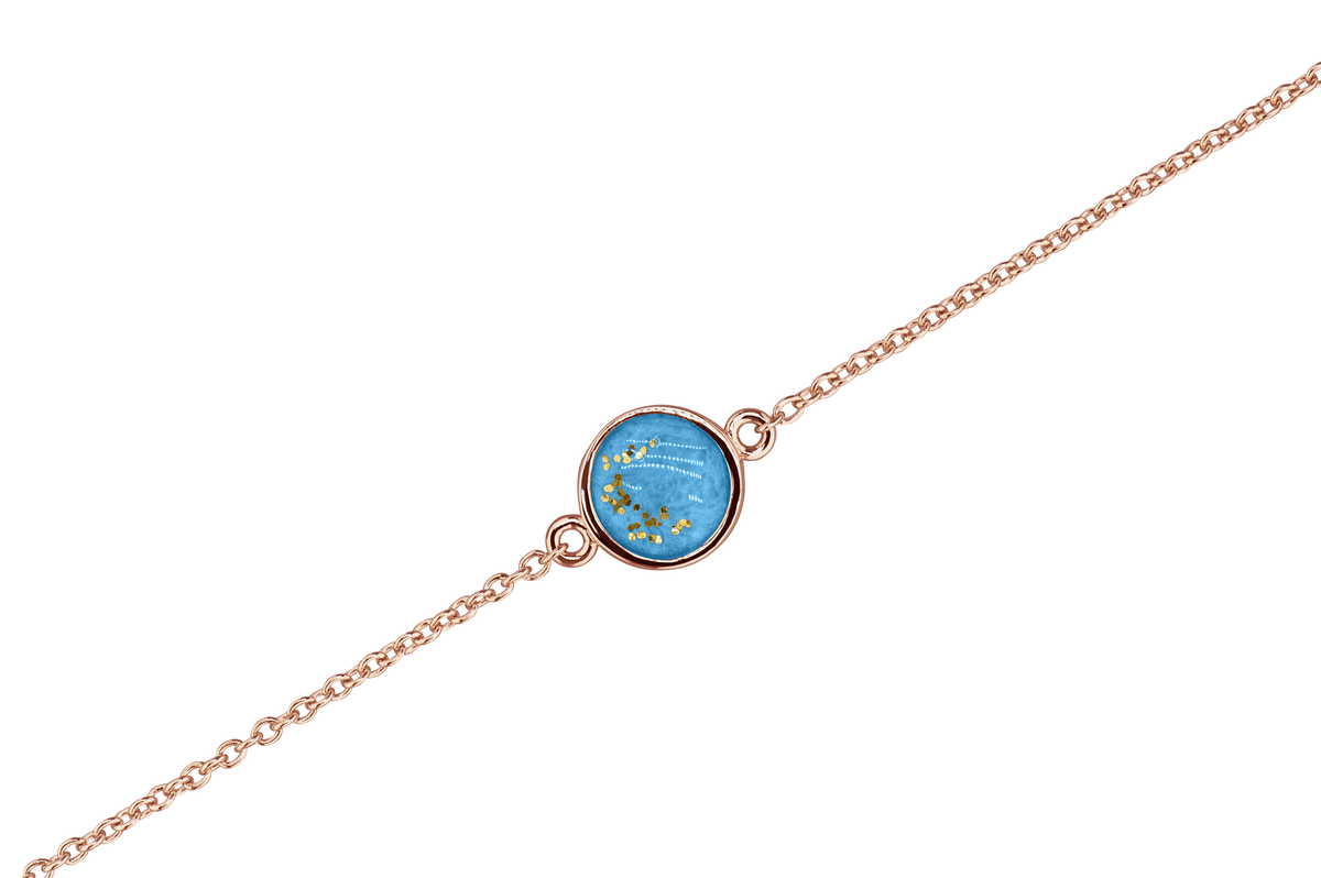As armband met rondje als compartiment in het midden aan de voorzijde. Marine