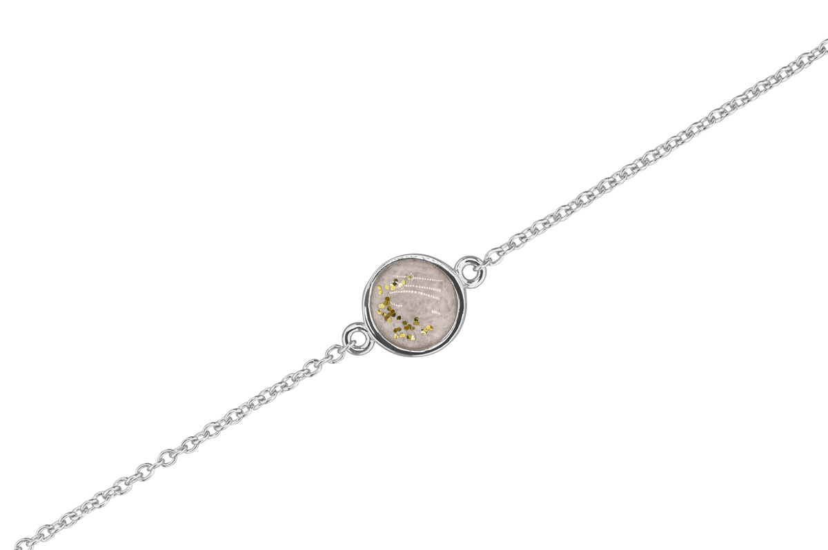 As armband met rondje als compartiment in het midden aan de voorzijde. Silver