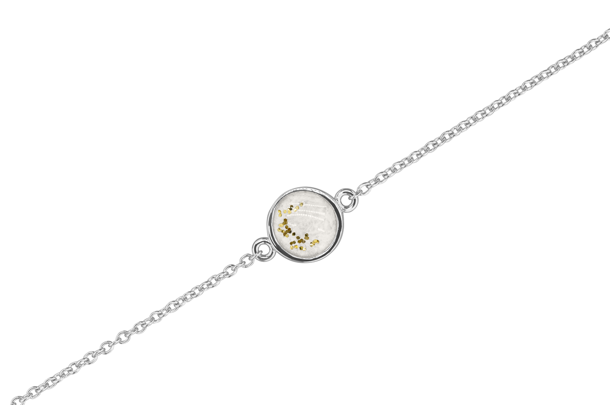 As armband met rondje als compartiment in het midden aan de voorzijde. White