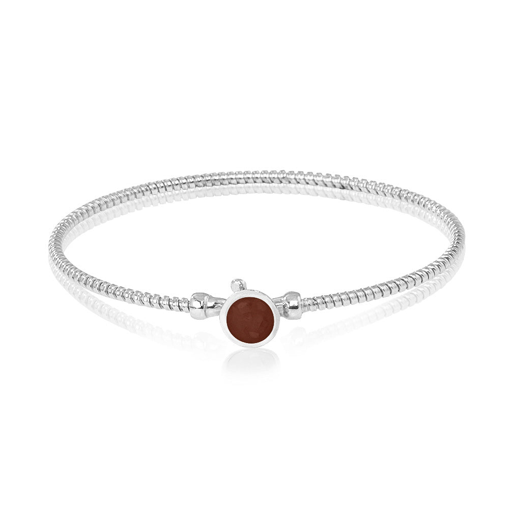 Zilveren as armband met in het midden een ornamentje, gedenksieraad. Brown