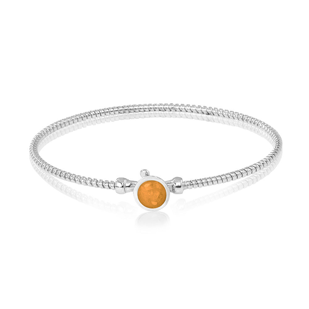 Zilveren as armband met in het midden een ornamentje, gedenksieraad. Gold