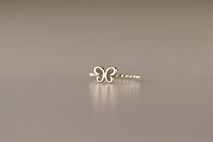 Afmeting vlinder: 8x6 mm, Ringband: 2 mm. Bolletjes ring als gedenksieraad met een vlinder er boven op , waar zichtbaar as of haar  in verwerkt wordt. Alle