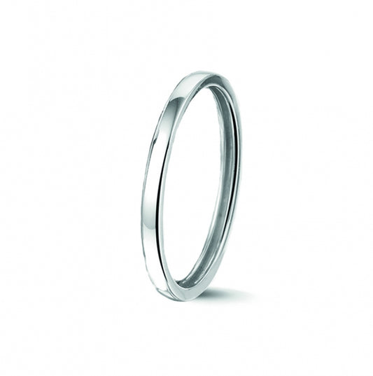 Stijlvolle aanschuifring die gedragen wordt in combinatie met andere ringen uit de collectie gedenksieraden