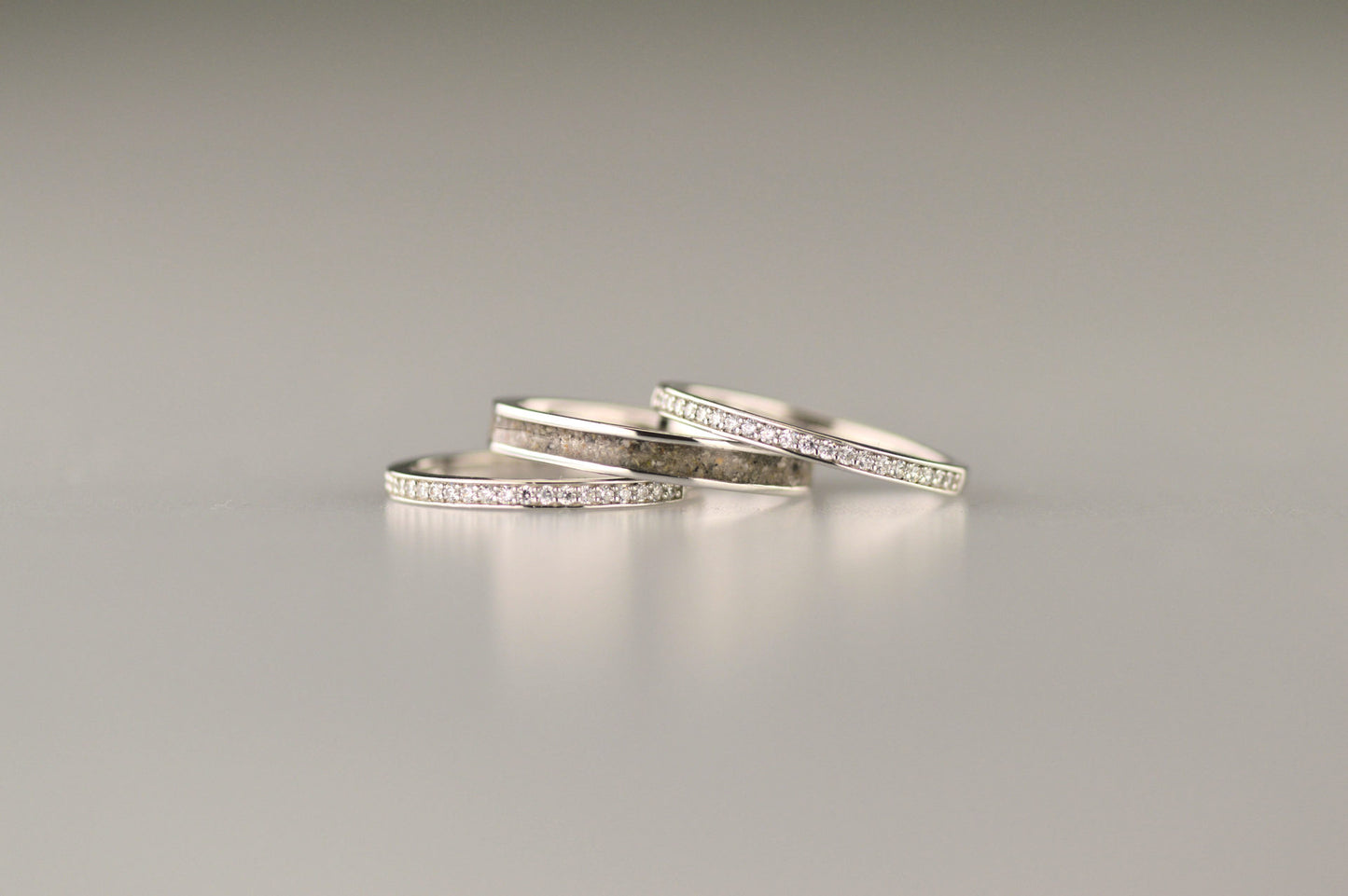 Gedenksieraad, ring 3 mm rondom zichtbaar gevuld met as of haar. De asring is leverbaar in zilver en in geelgoud/witgoud en roségoud.  Alle