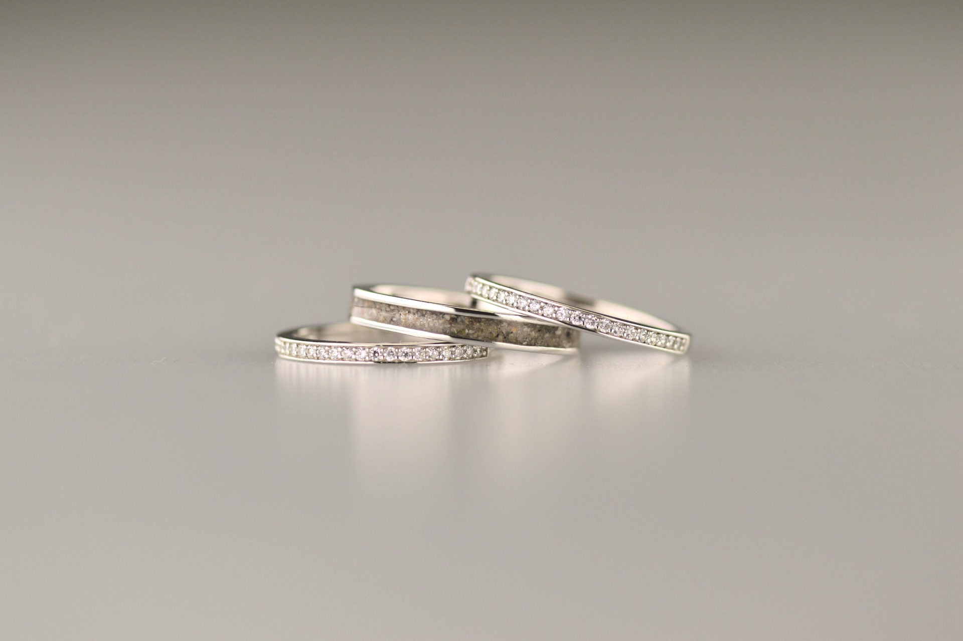 Gedenksieraad, ring 3 mm rondom zichtbaar gevuld met as of haar. De asring is leverbaar in zilver en in geelgoud/witgoud en roségoud.  Alle