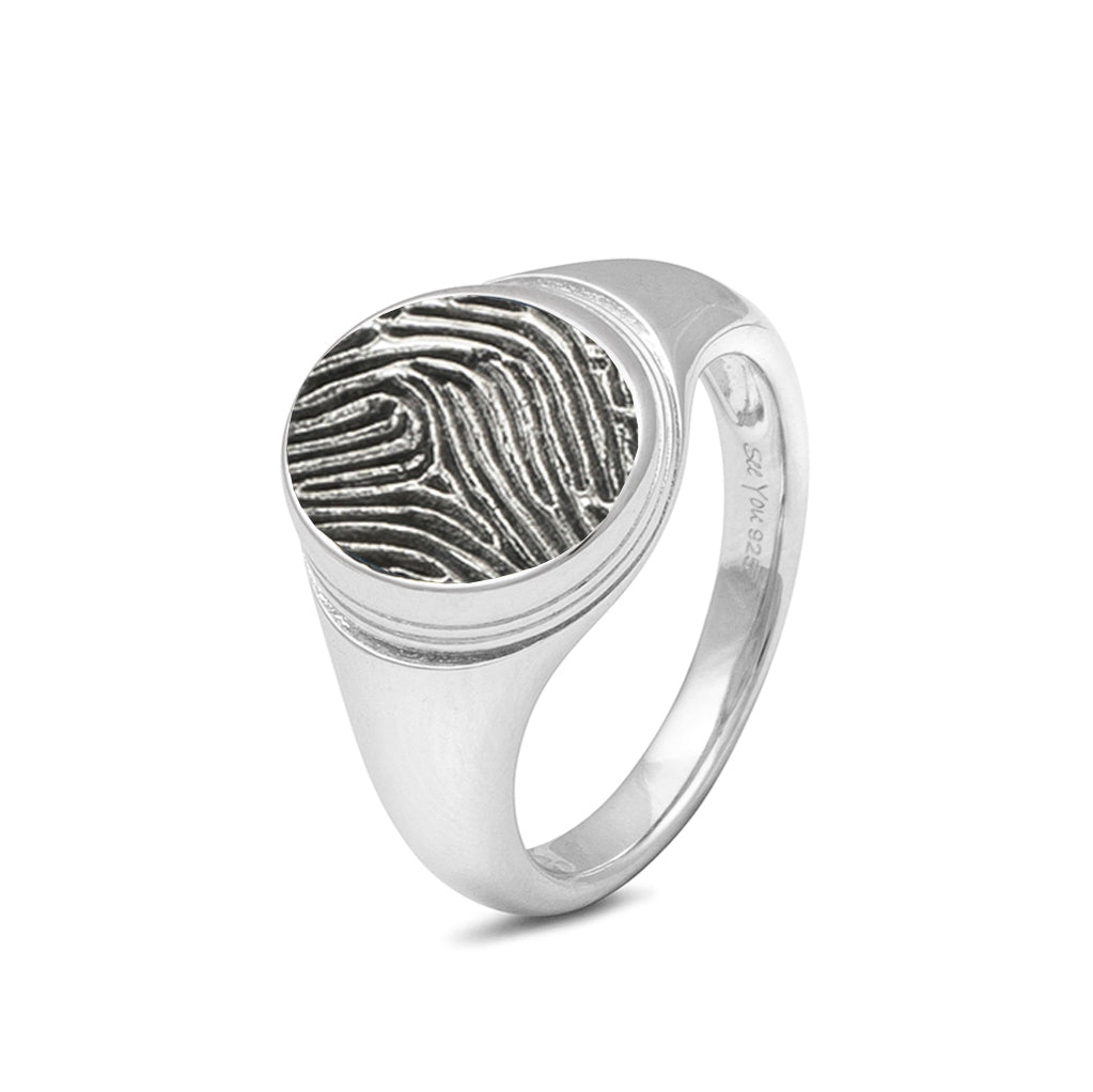 Zegelring met een ovaal vlak aan de voorzijde voorzien van een vingerafdruk (prijs ring is inclusief de vingerafdruk).  Het is een tijdloos gedenksieraad en is te bestellen in zilver, 14 en 18 KT geelgoud,roségoud en witgoud. Er kan eventueel ook nog iets gegraveerd worden aan de binnenzijde van de ring.