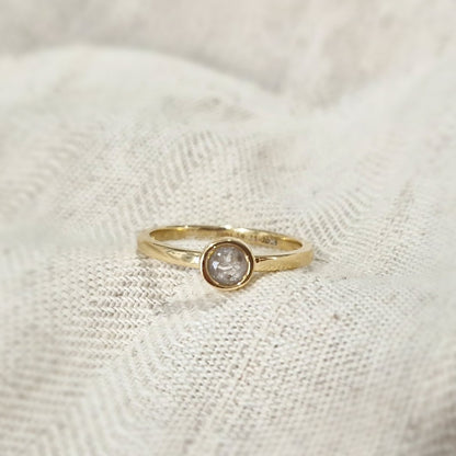 Diameter rondje: 6 mm, Ringband: 2 mm. Gedenksieraad, ring met een rondje er boven op , waar zichtbaar as of haar  in verwerkt wordt.
