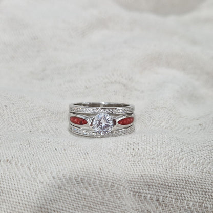 Asring 10 mm uit onze serie gedenksieraden, waar aan de bovenzijde zichtbaar as of haar verwerkt wordt in twee separate compartimenten met in het midden een zirkonia. Alle