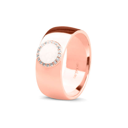 Gladde ring 8 mm uit onze serie gedenksieraden, waar aan de bovenzijde zichtbaar as of haar verwerkt wordt in een rondje, rondom gezet met zirkonia's of diamanten naar keuze. White