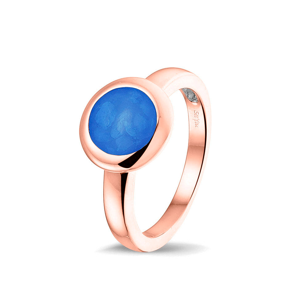Gedenksieraad, gladde ring 3 mm waar aan de bovenzijde zichtbaar as of haar (of eventueel melktandjes of moedermelk) verwerkt wordt. Blue