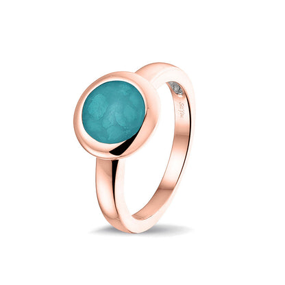 Gedenksieraad, gladde ring 3 mm waar aan de bovenzijde zichtbaar as of haar (of eventueel melktandjes of moedermelk) verwerkt wordt. Turquoise