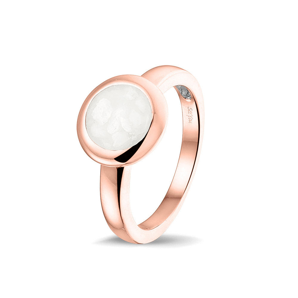 Gedenksieraad, gladde ring 3 mm waar aan de bovenzijde zichtbaar as of haar (of eventueel melktandjes of moedermelk) verwerkt wordt. White