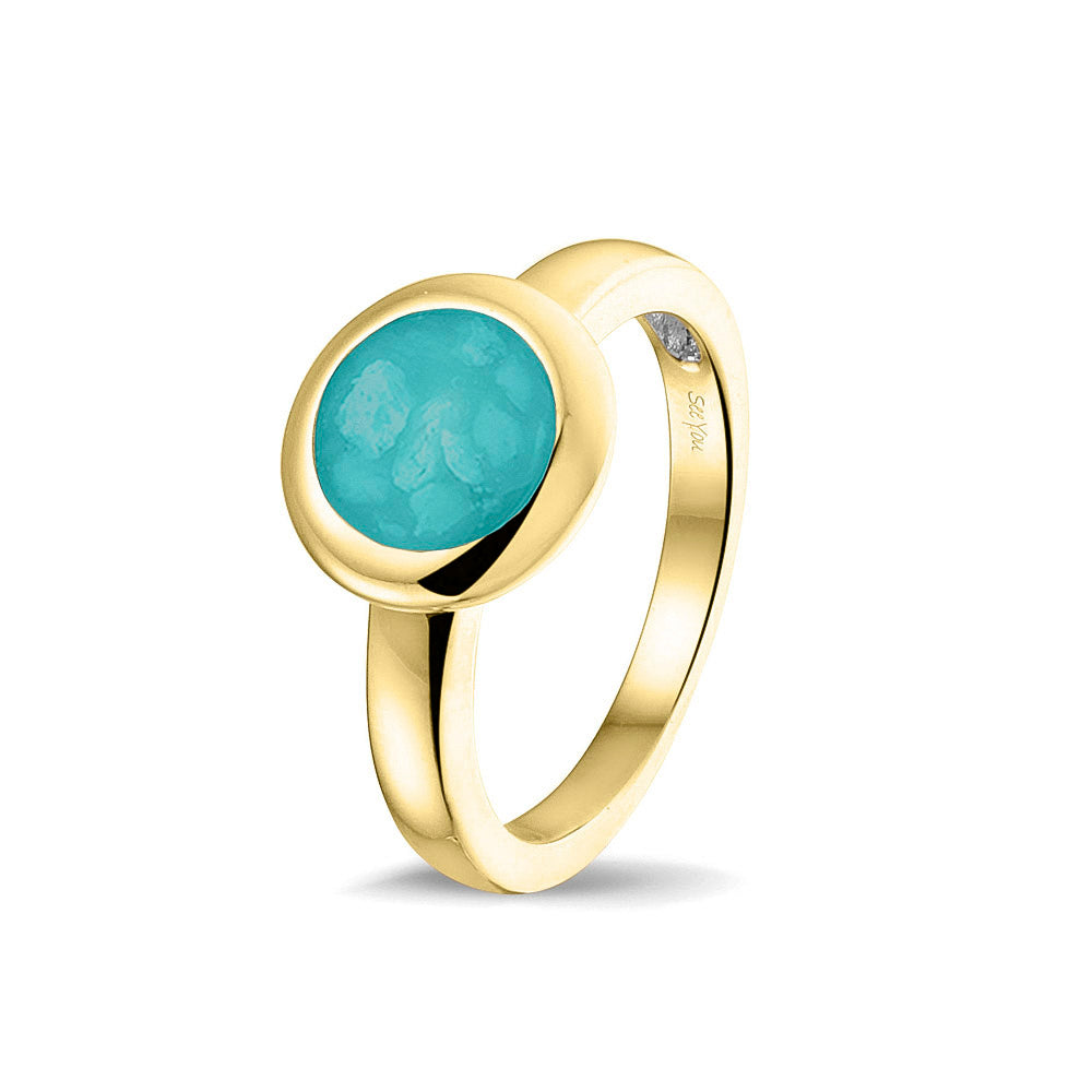 Gedenksieraad, gladde ring 3 mm waar aan de bovenzijde zichtbaar as of haar (of eventueel melktandjes of moedermelk) verwerkt wordt. Aqua