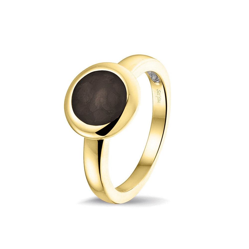 Gedenksieraad, gladde ring 3 mm waar aan de bovenzijde zichtbaar as of haar (of eventueel melktandjes of moedermelk) verwerkt wordt. Black