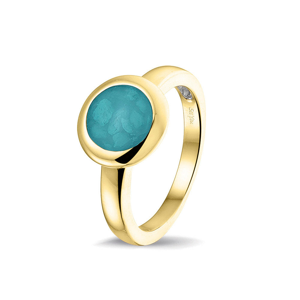 Gedenksieraad, gladde ring 3 mm waar aan de bovenzijde zichtbaar as of haar (of eventueel melktandjes of moedermelk) verwerkt wordt. Turquoise