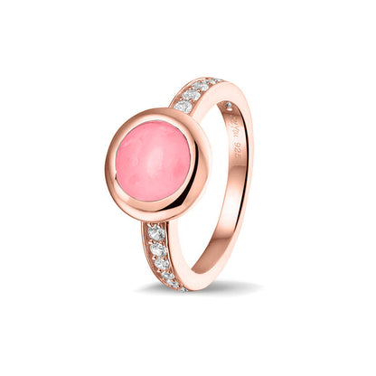 Gedenksieraad, ring 3 mm waar aan de bovenzijde zichtbaar as of haar verwerkt wordt. In de bovenste helft van de ringband zijn zirkonia's of diamanten naar keuze gezet.  Soft
