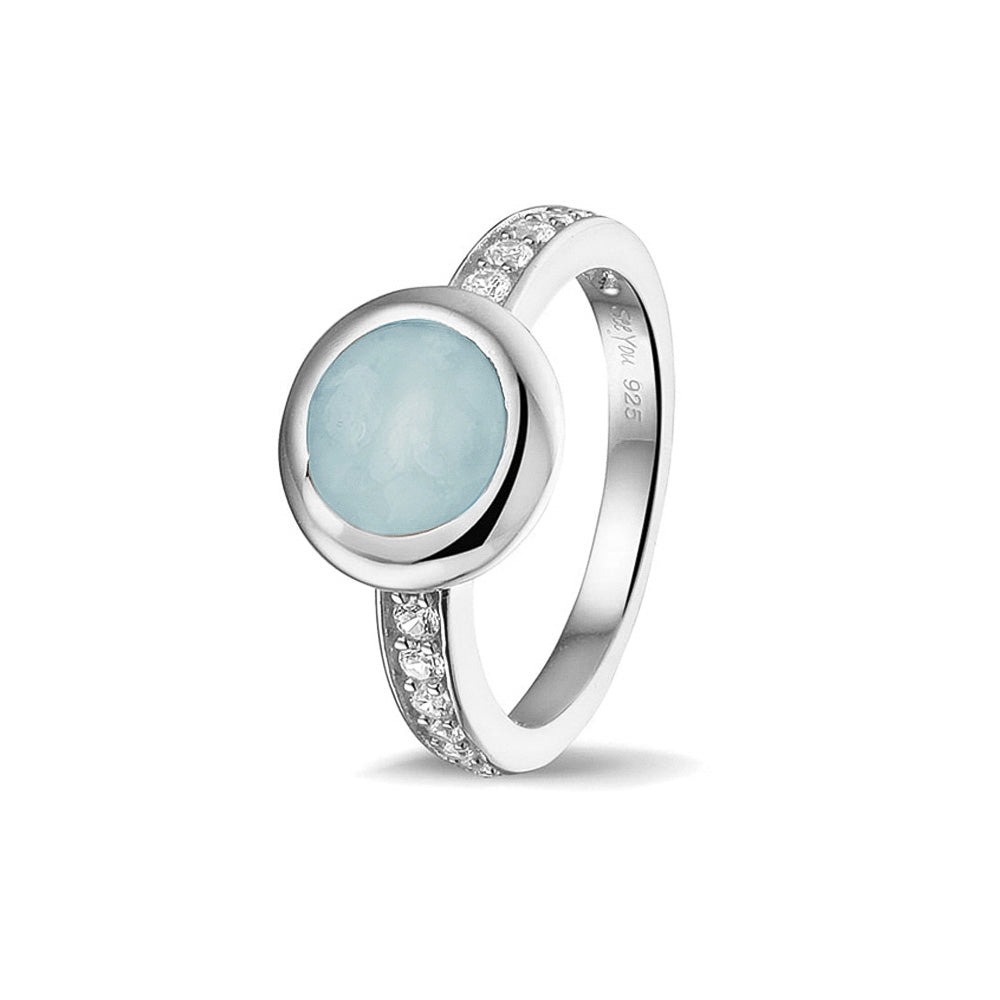 Gedenksieraad, ring 3 mm waar aan de bovenzijde zichtbaar as of haar verwerkt wordt. In de bovenste helft van de ringband zijn zirkonia's of diamanten naar keuze gezet.  Baby
