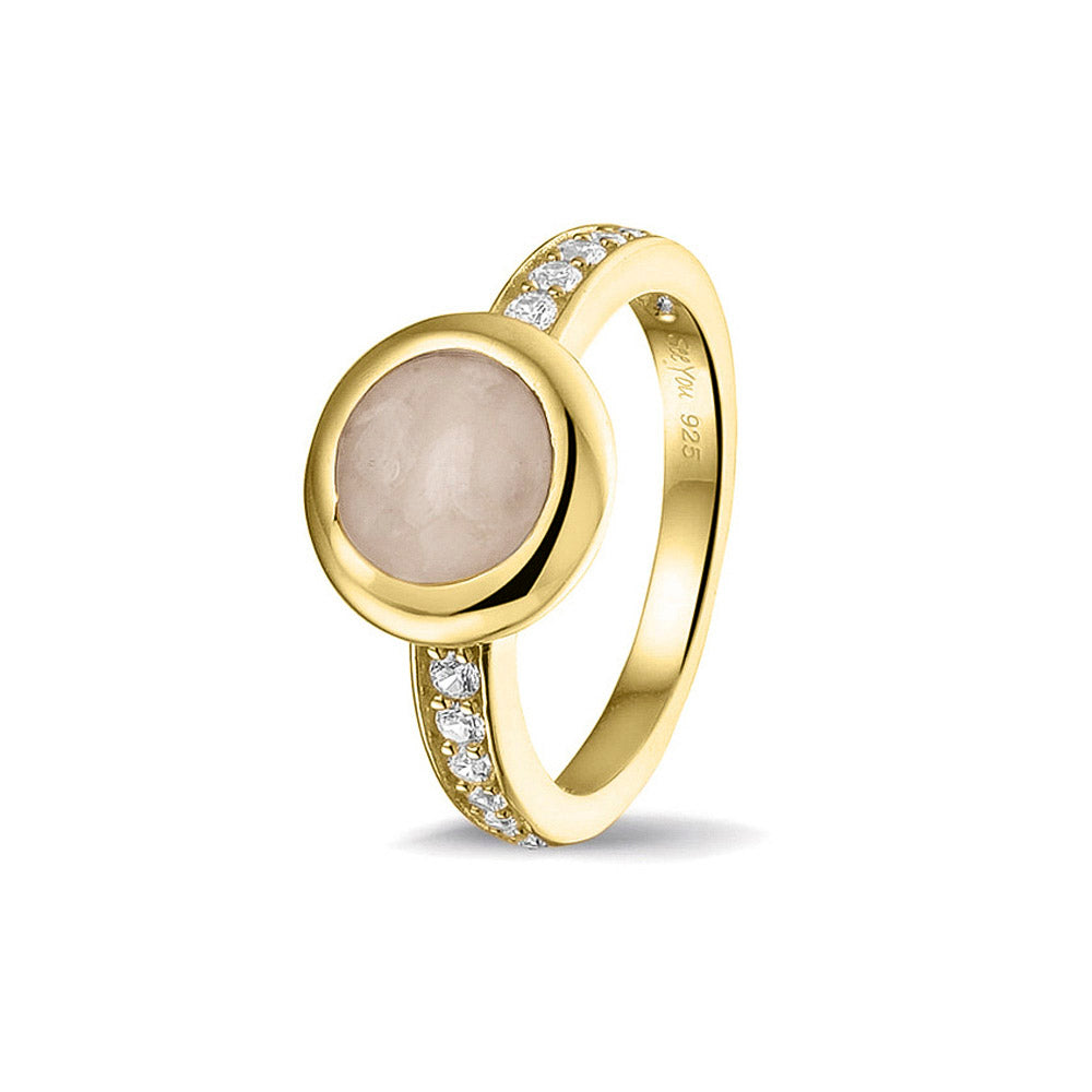 Gedenksieraad, ring 3 mm waar aan de bovenzijde zichtbaar as of haar verwerkt wordt. In de bovenste helft van de ringband zijn zirkonia's of diamanten naar keuze gezet.  Silver