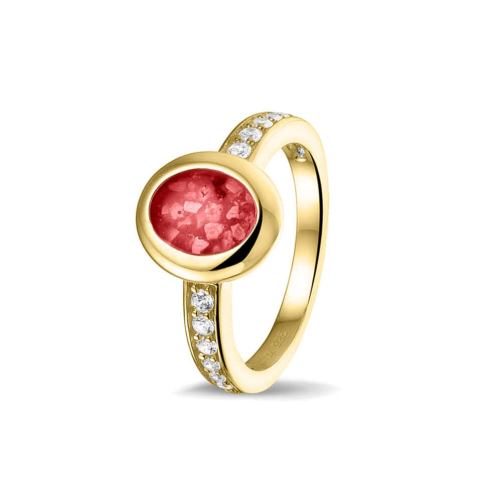 Gedenksieraad, ring 3 mm waar aan de ovale bovenzijde zichtbaar as of haar verwerkt wordt. In de bovenste helft van de ringband zijn zirkonia's of diamanten naar keuze gezet. Red