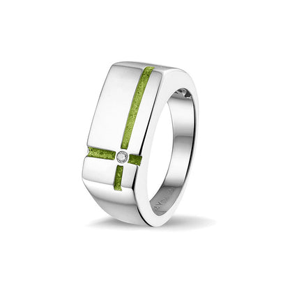 Ring als gedenksieraad 10 breed met twee strepen gescheiden door een zirkonia aan de voorzijde, waar as of haar  in verwerkt wordt. Green