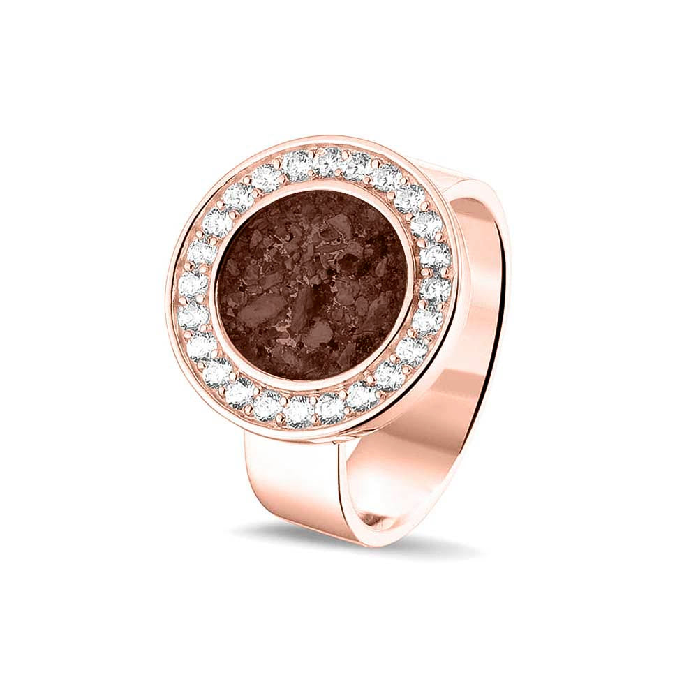 Asring 6 mm uit onze serie gedenksieraden, waar aan de bovenzijde zichtbaar as of haar verwerkt wordt in een rondje, rondom gezet met zirkonia's of diamanten naar keuze. Brown