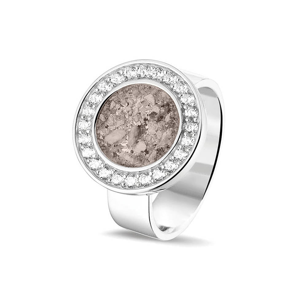 Asring 6 mm uit onze serie gedenksieraden, waar aan de bovenzijde zichtbaar as of haar verwerkt wordt in een rondje, rondom gezet met zirkonia's of diamanten naar keuze. Silver
