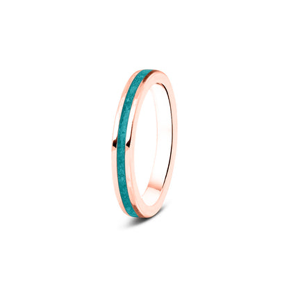 Gedenksieraad, ring 3 mm rondom zichtbaar gevuld met as of haar. Het vullen en sealen met onze speciale hars wordt in onze ambachtelijke edelsmederij gedaan. Aqua