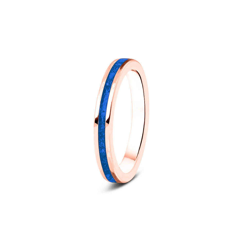 Gedenksieraad, ring 3 mm rondom zichtbaar gevuld met as of haar. Het vullen en sealen met onze speciale hars wordt in onze ambachtelijke edelsmederij gedaan. Blue