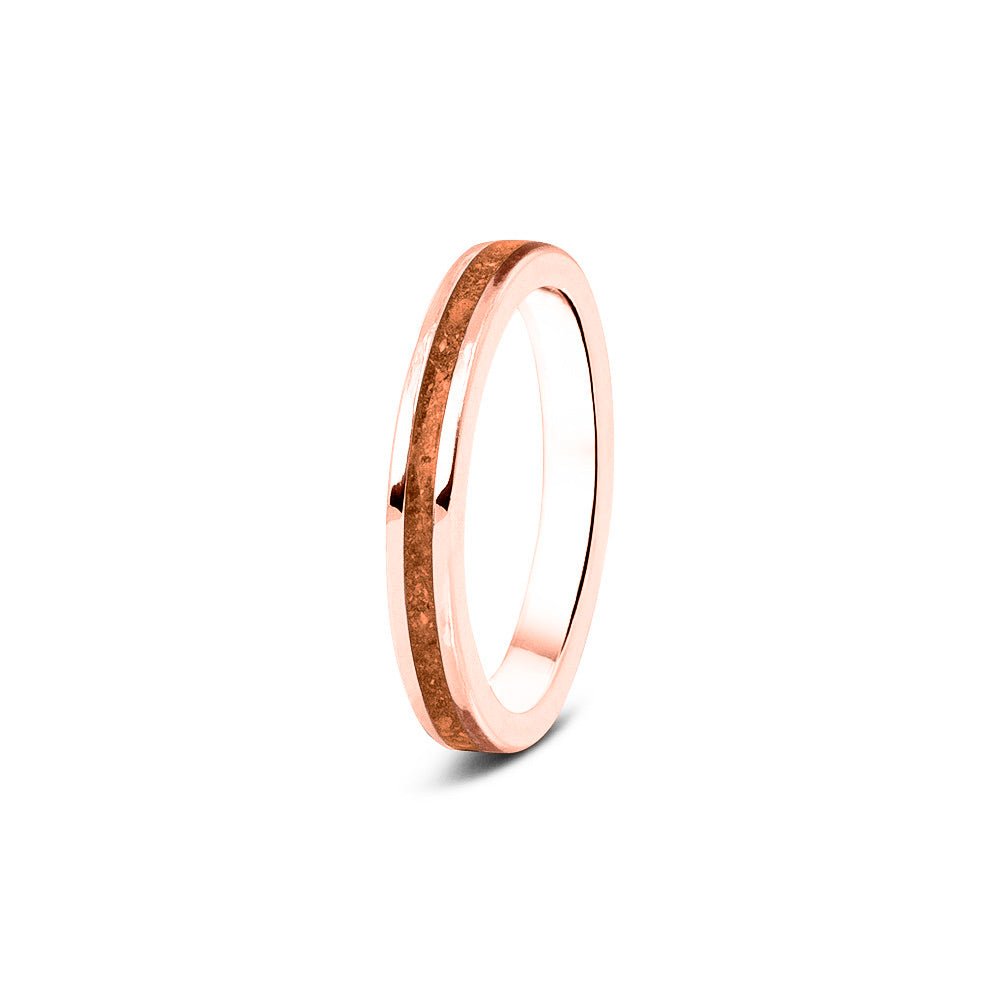 Gedenksieraad, ring 3 mm rondom zichtbaar gevuld met as of haar. Het vullen en sealen met onze speciale hars wordt in onze ambachtelijke edelsmederij gedaan. Orange