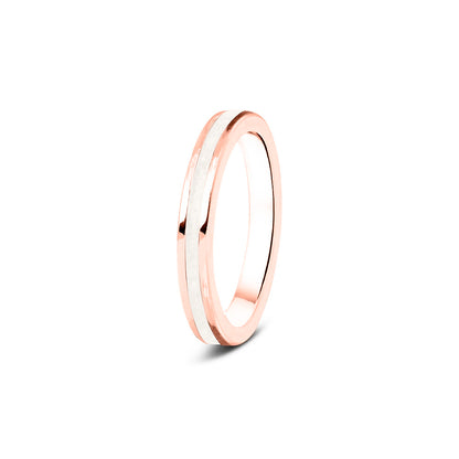 Gedenksieraad, ring 3 mm rondom zichtbaar gevuld met as of haar. Het vullen en sealen met onze speciale hars wordt in onze ambachtelijke edelsmederij gedaan. White