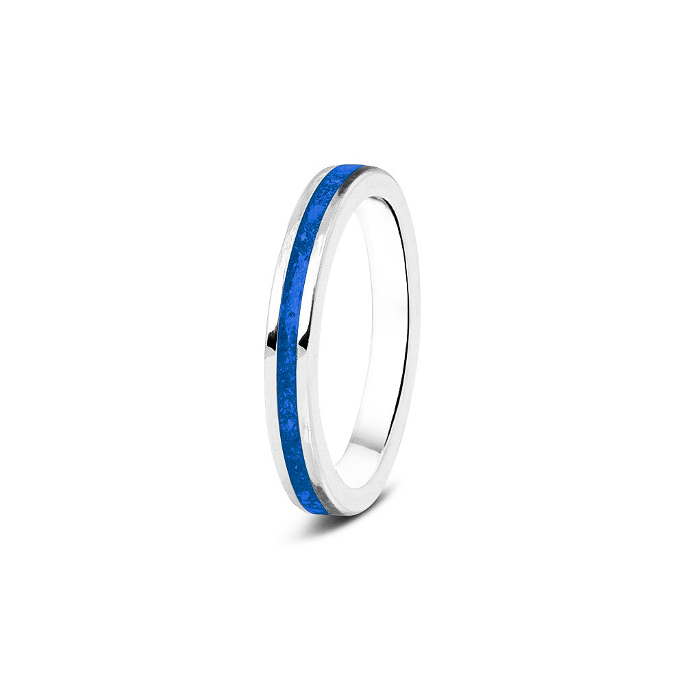 Gedenksieraad, ring 3 mm rondom zichtbaar gevuld met as of haar. Het vullen en sealen met onze speciale hars wordt in onze ambachtelijke edelsmederij gedaan. Blue