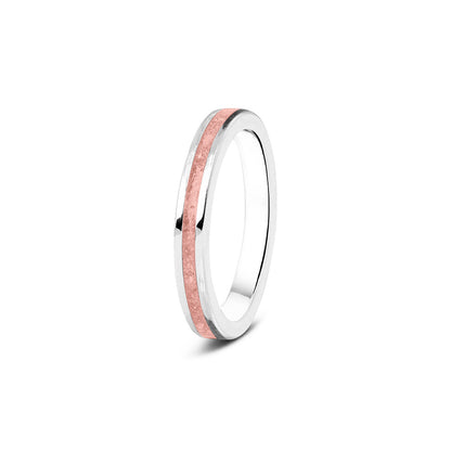 Gedenksieraad, ring 3 mm rondom zichtbaar gevuld met as of haar. Het vullen en sealen met onze speciale hars wordt in onze ambachtelijke edelsmederij gedaan. Blush