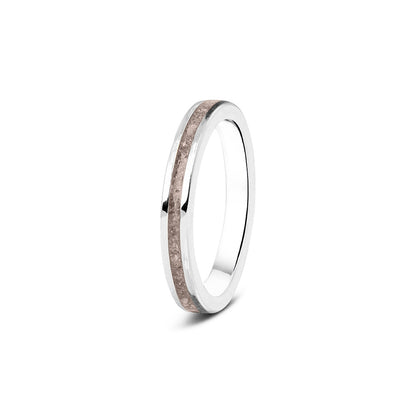 Gedenksieraad, ring 3 mm rondom zichtbaar gevuld met as of haar. Het vullen en sealen met onze speciale hars wordt in onze ambachtelijke edelsmederij gedaan. Silver