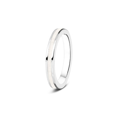 Gedenksieraad, ring 3 mm rondom zichtbaar gevuld met as of haar. Het vullen en sealen met onze speciale hars wordt in onze ambachtelijke edelsmederij gedaan. White