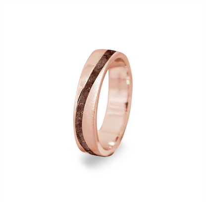 Gedenksieraad, ring  rondom zichtbaar gevuld met as of haar. Het vullen en sealen met onze speciale hars wordt in onze ambachtelijke edelsmederij gedaan. Brown