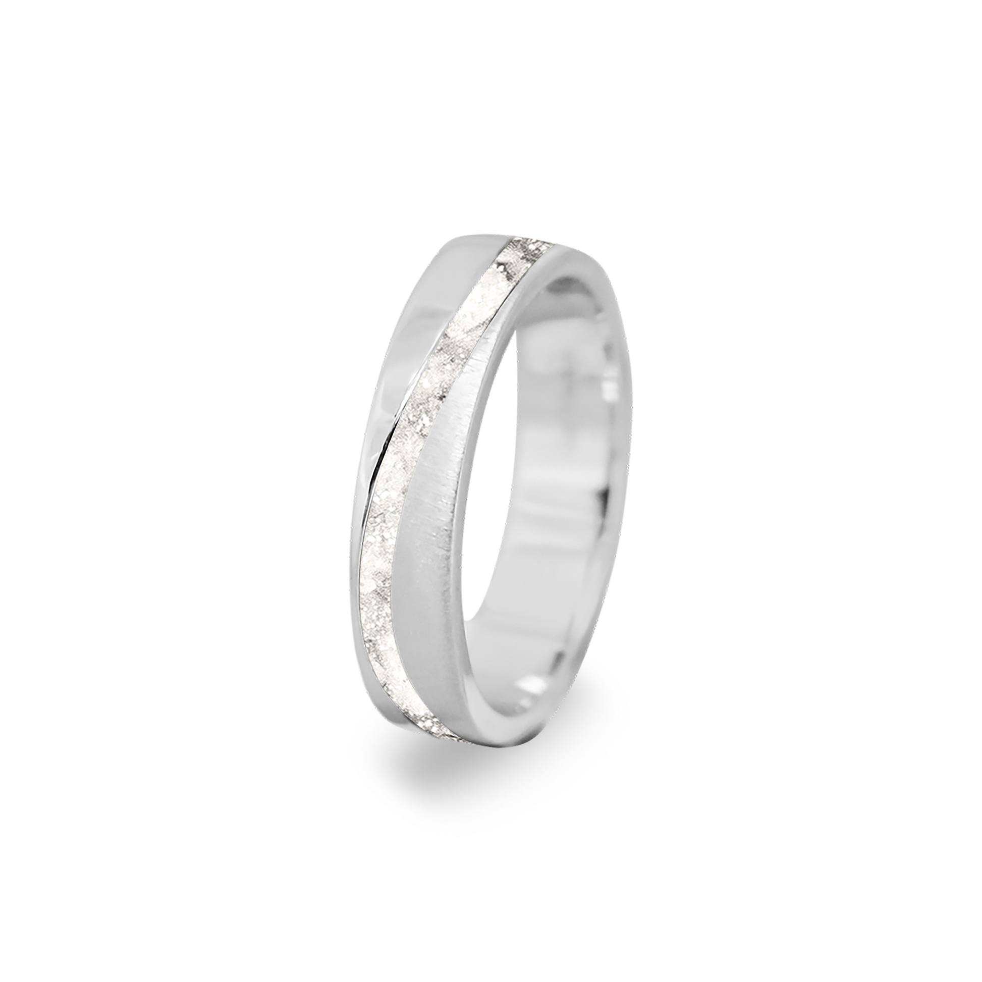 Gedenksieraad, ring  rondom zichtbaar gevuld met as of haar. Het vullen en sealen met onze speciale hars wordt in onze ambachtelijke edelsmederij gedaan. White
