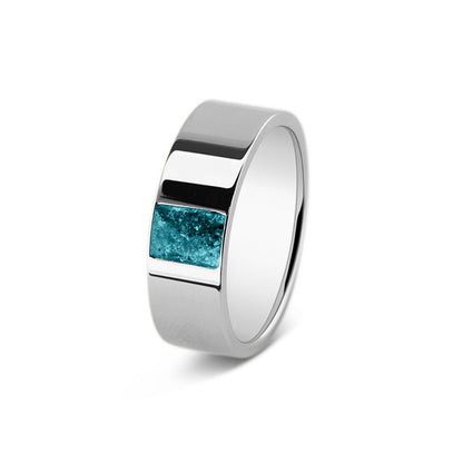Ring als gedenksieraad 8 mm breed, glans afwerking met een rechthoekig vlak aan de voorzijde, waar as of haar  in verwerkt wordt. Turquoise