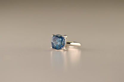 Gedenksieraad, asring 3 mm waar aan de bovenzijde zichtbaar as of haar verwerkt wordt, rondom aan de zijkant gezet met zirkonia's of diamanten naar keuze. 