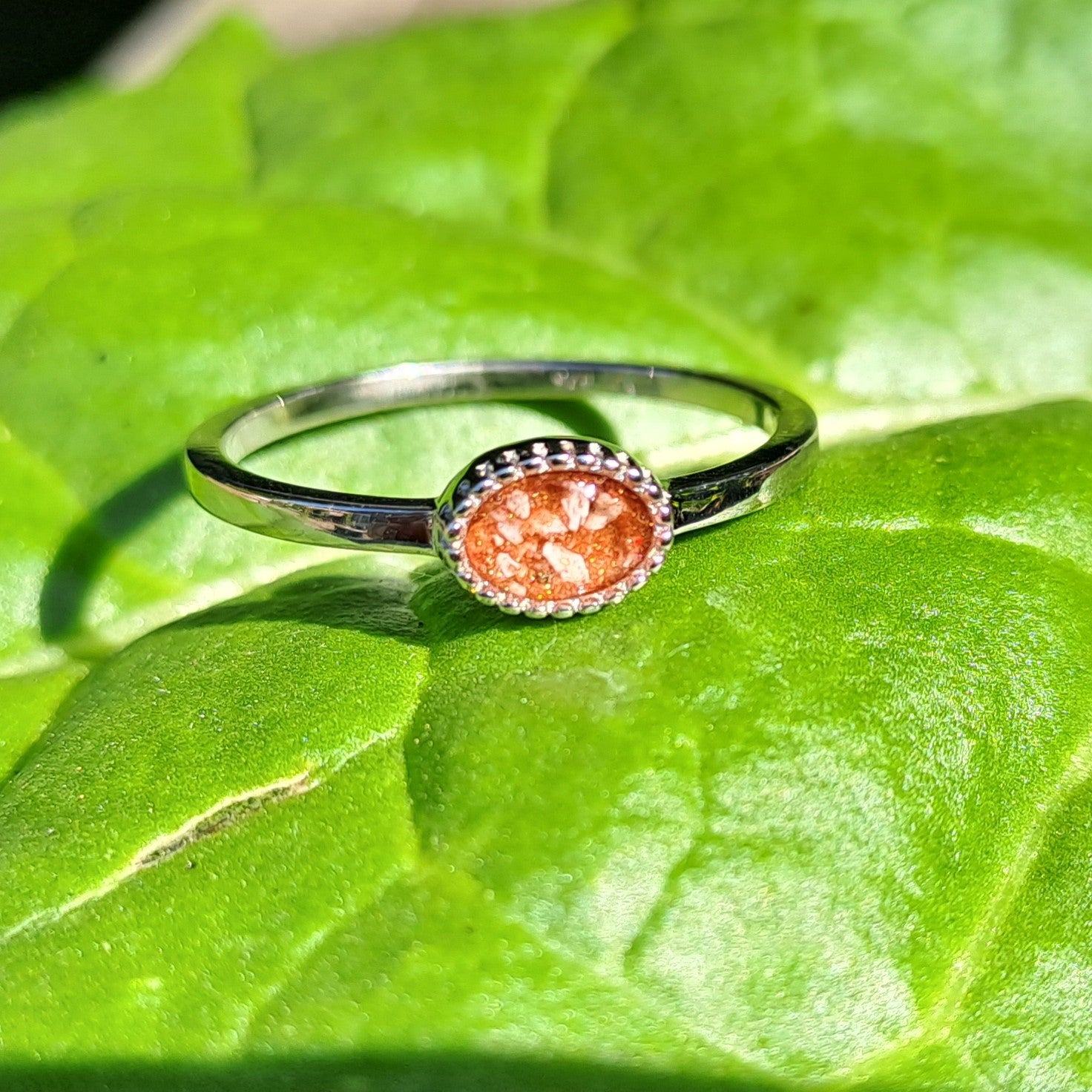 Gedenksieraad, ring met een hartje er boven op , waar zichtbaar as of haar  in verwerkt wordt. De asring is leverbaar in zilver en geelgoud/witgoud en roségoud. Alle