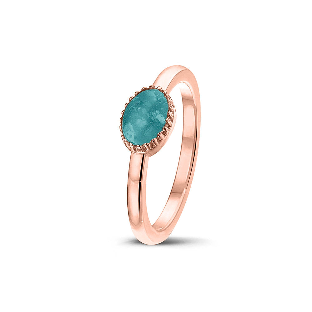 Afmeting ovaal: 8x6 mm, Ringband: 1.5 mm. Gedenksieraad, ring met een hartje er boven op , waar zichtbaar as of haar  in verwerkt wordt. Aqua